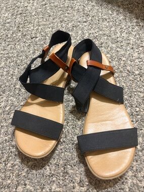 Women’s Black Elastic Strap Sandals with Tan Footbed